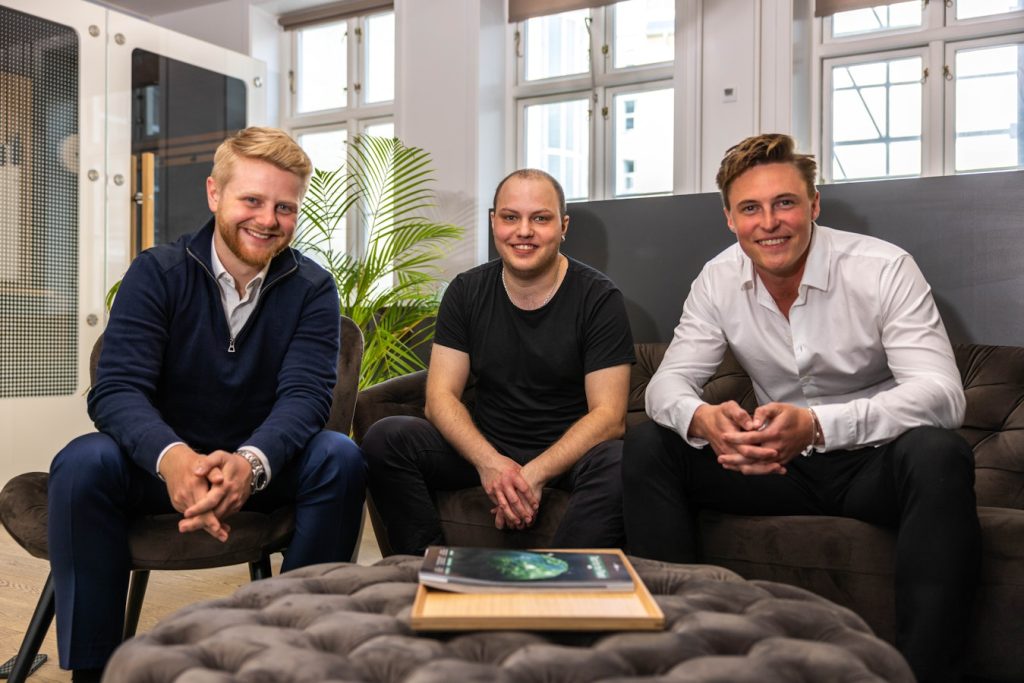ZRM’s stiftere sidder smilende i en sofa i et lyst kontormiljø – klar til rådgivning og samarbejde.