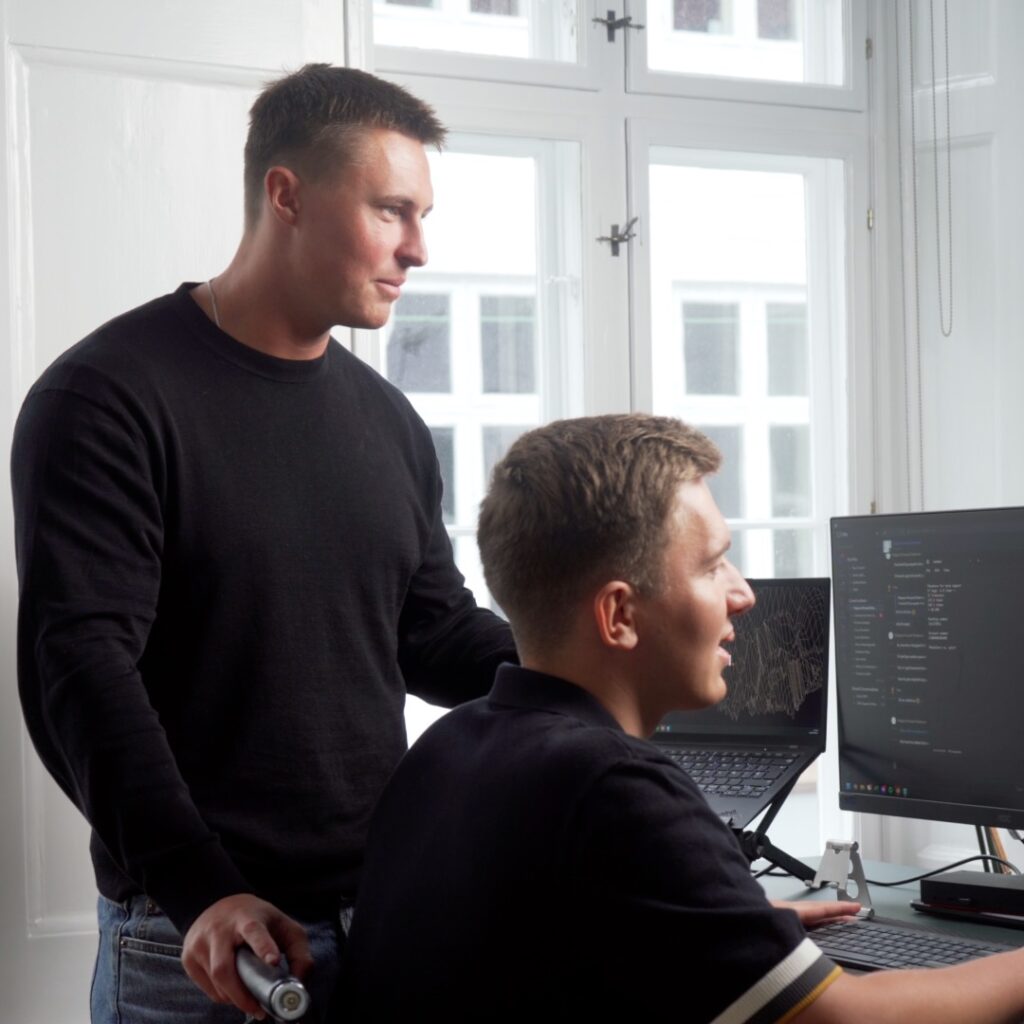 To ZRM-medarbejdere foran computer-skærm
