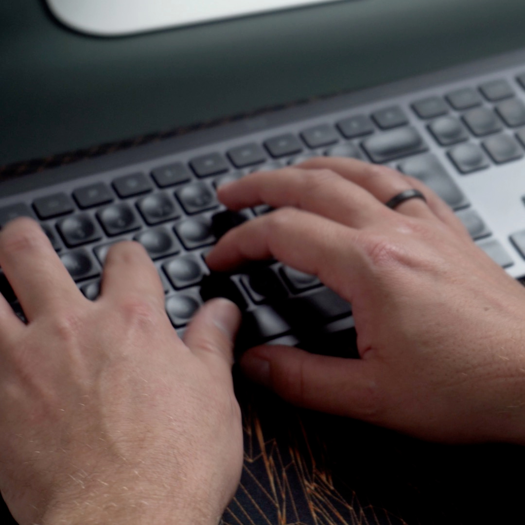 Hænder skriver på et computertastatur