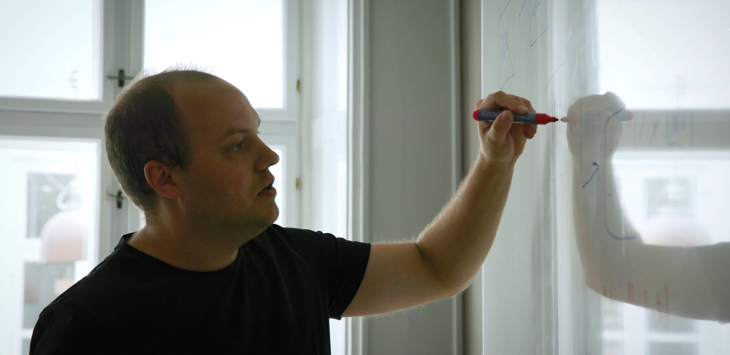 Rådgiver fra ZRM skitserer en løsning på whiteboardet